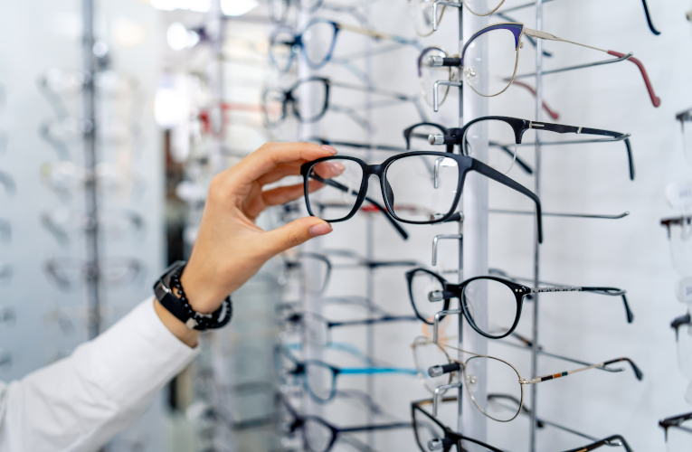 Fém vagy műanyag szemüvegkeretet válasszak?